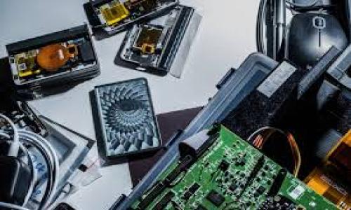 区块链游戏预告是指关于即将发布的区块链游戏的信息和宣传材料。它通常由游戏开发者发布，旨在吸引玩家的兴趣和关注。区块链游戏结合了传统游戏玩法与区块链技术的优势，通常涉及数字资产的所有权、去中心化的游戏机制等创新特性。通过预告，开发者可以展示游戏的特色、玩法以及技术优势，以便在游戏正式发布前建立玩家群体和市场期待。

**区块链游戏预告的主要内容包括：**

1. **游戏背景和故事情节**：介绍游戏的世界观以及角色设定，为玩家营造出一个沉浸式的游戏环境。
  
2. **玩法机制**：阐述游戏的基本玩法，包括战斗系统、任务系统、以及如何与区块链技术结合。

3. **数字资产和经济模型**：说明游戏内的经济体系，玩家如何管理和使用数字资产，以及这些资产在区块链上的独特性。

4. **视觉效果和艺术风格**：展示游戏的美术风格和视觉设计，以吸引玩家的视觉体验。

5. **开发团队和历程**：介绍开发团队的背景、技能以及过往项目，以增加可信度和吸引力。

6. **发布时间和平台**：明确游戏的发布日程以及游戏将支持的平台，例如PC端、手机应用等。

7. **玩家社区互动**：鼓励玩家通过社交媒体、论坛等平台参与讨论，建立社区关系。

8. **早期测试和反馈**：提及可能的测试期邀请，让玩家提前体验游戏并给出反馈。

区块链游戏预告不仅是游戏的营销工具，也是玩家与开发者之间的桥梁。通过有效的预告，开发者能够提升游戏的曝光率，形成口碑，为正式上线做好铺垫。